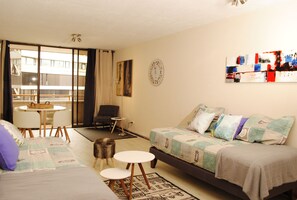 Apartment, 2 Bedrooms, Private Bathroom (Paris 707) | Living room | 32-inch flat-screen TV with cable channels, TV - Apartamento Living Paris (Santiago)