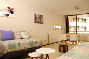 Departamento, 2 habitaciones, baño privado (Paris 707) | Sala de estar | Televisión de pantalla plana de 32 pulgadas con canales por cable 