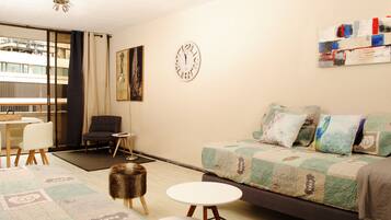 Apartment, 2 Bedrooms, Private Bathroom (Paris 707) | Living room | 32-inch flat-screen TV with cable channels, TV