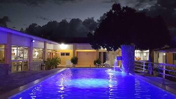 Piscina externa, espreguiçadeiras