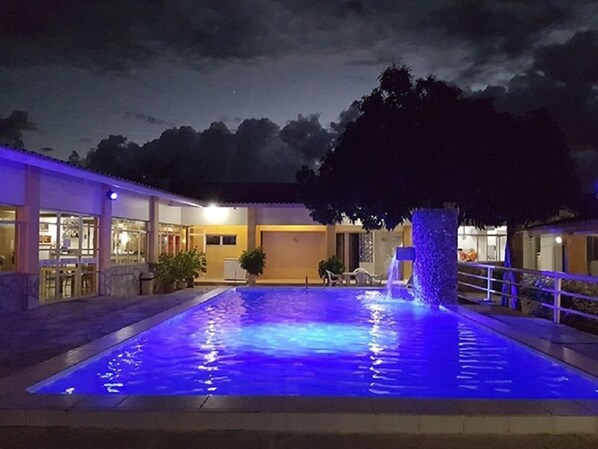 Outdoor pool, sun loungers - Hotel Brotas (Afogados da Ingàzeira)