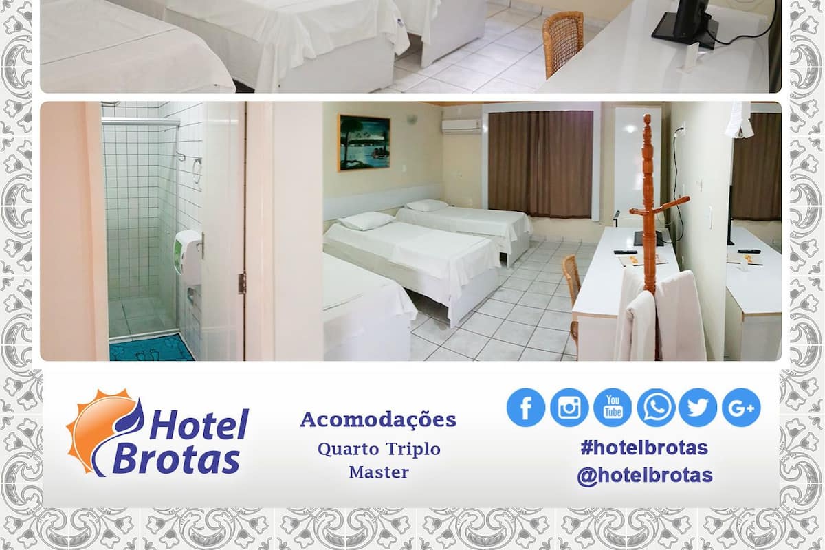 Une chambre d’hôtel avec deux lits, une télévision, une douche et une fenêtre avec des rideaux.