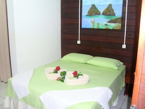 Minibar, cortinas blackout, tabla de planchar con plancha y wifi gratis 