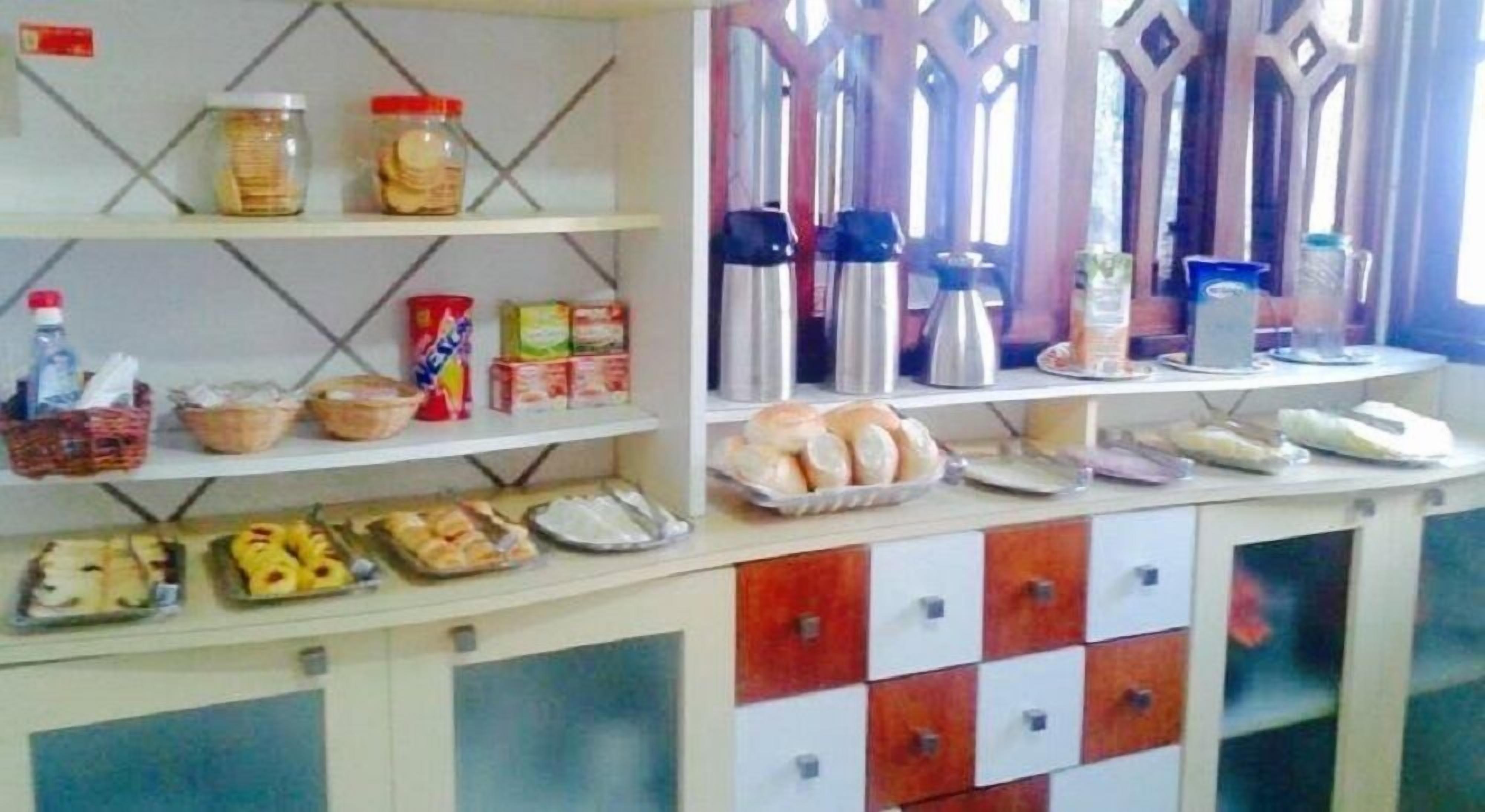 Un'impostazione per buffet con diversi cibi e condimenti su scaffali e banconi.