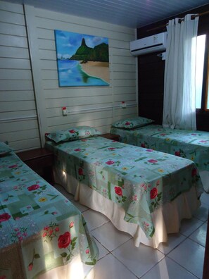 Minibar, cortinas blackout, tabla de planchar con plancha y wifi gratis