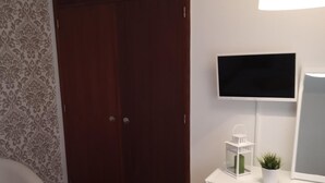 1 室のベッドルーム、デスク、防音設備、アイロン / アイロン台