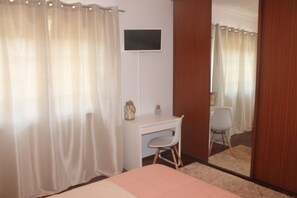 Shower, perlengkapan mandi gratis, dan handuk