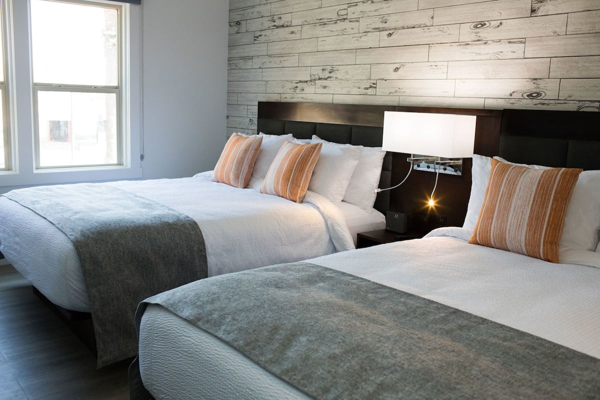 Premium bedding, desk, iron/ironing board, free WiFi