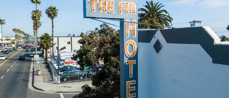 Ein Hotelschild mit dem Namen "The Fin Hotel" an einem Gebäude.