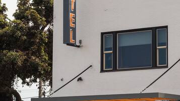 Un bâtiment sur lequel on peut lire l’inscription : « The Fun Hotel ».