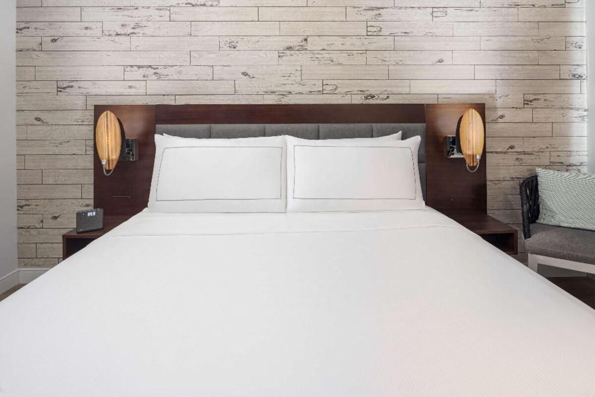 Premium bedding, desk, iron/ironing board, WiFi (free)