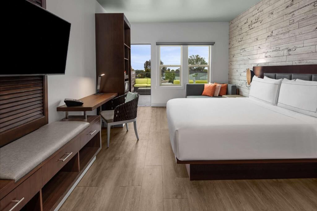 Peralatan tempat tidur premium, meja, seterika/papan seterika 