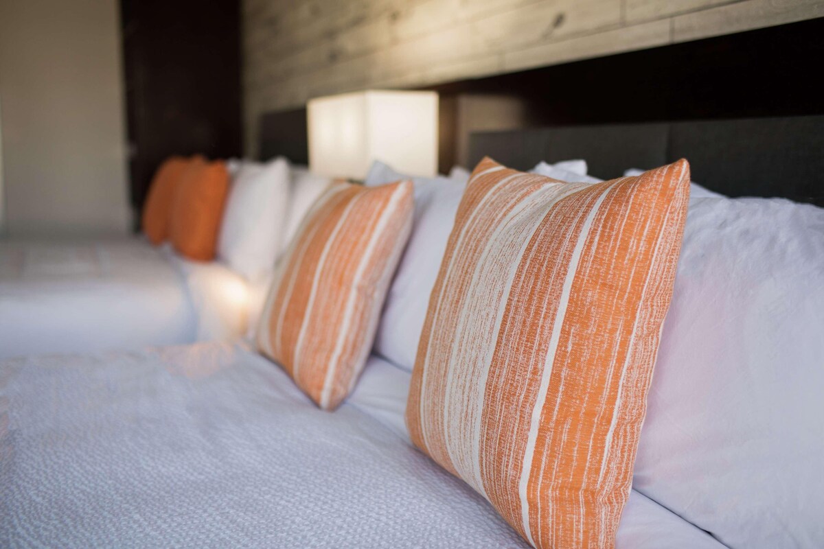 Premium bedding, desk, iron/ironing board, WiFi (free)