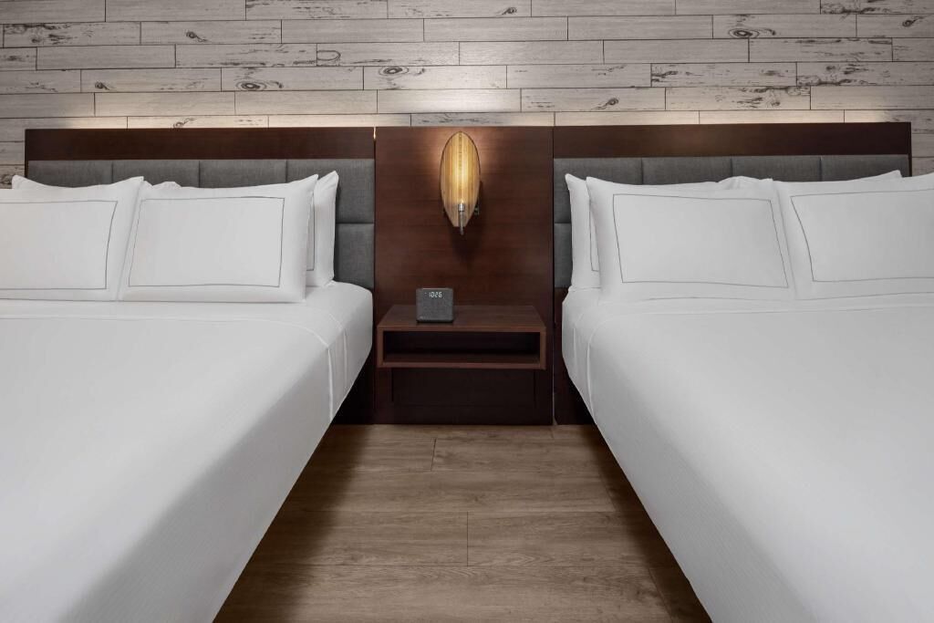Peralatan tempat tidur premium, meja, seterika/papan seterika 