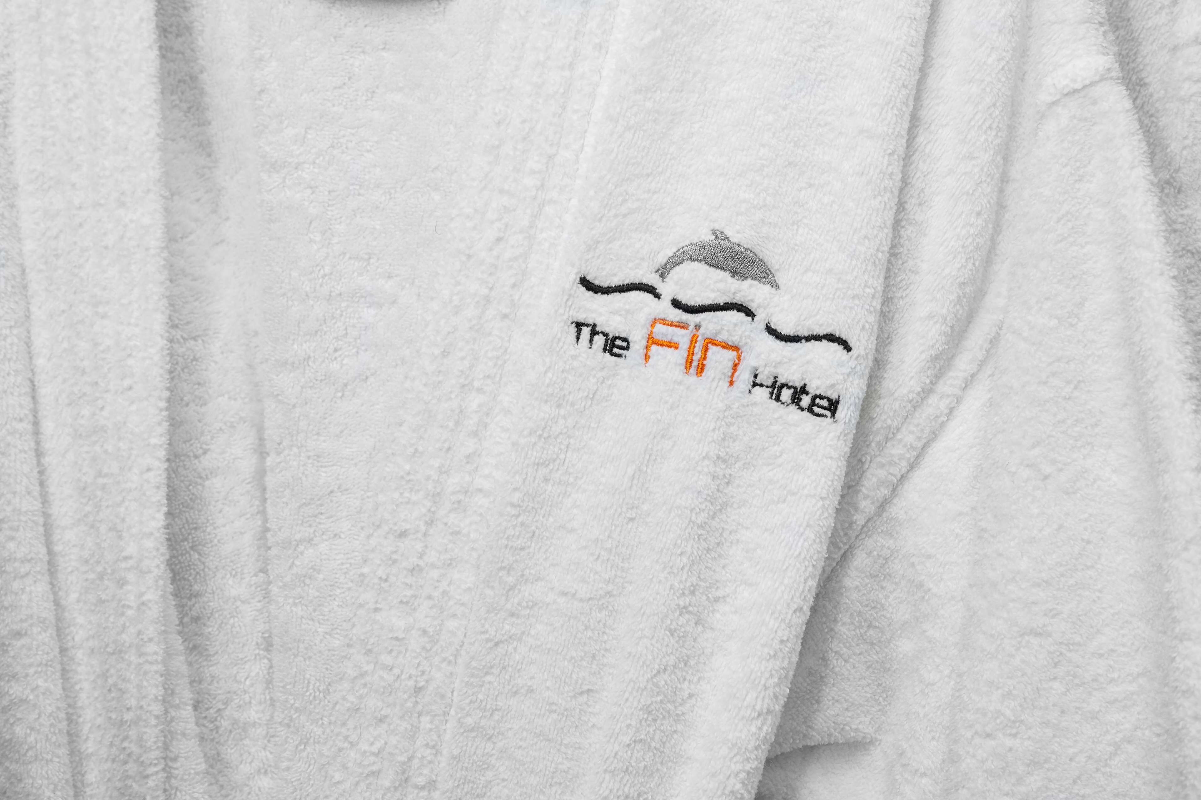 Una toalla blanca con un logotipo y la inscripción "The Fin Hotel".