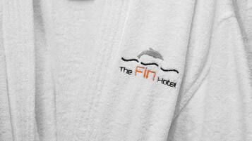 Una toalla blanca con un logotipo y la inscripción "The Fin Hotel".