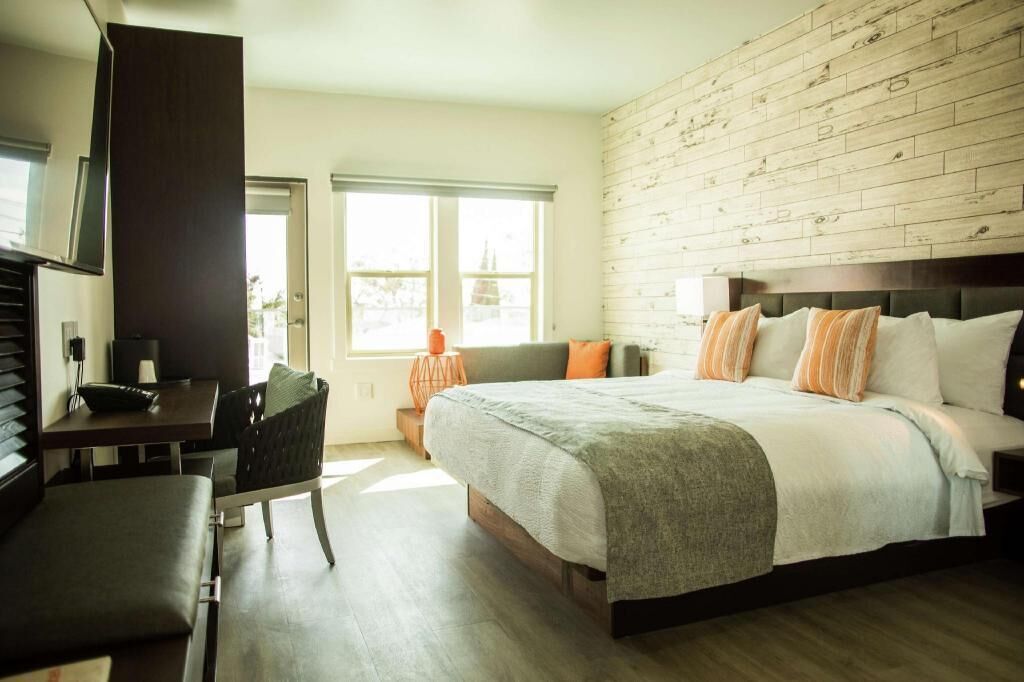 Peralatan tempat tidur premium, meja, seterika/papan seterika 