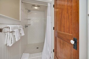 Douche, serviettes fournies