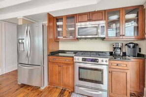 Jääkaappi, mikroaaltouuni, uuni, liesi