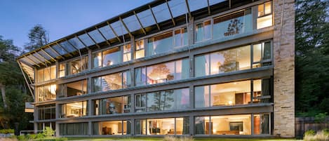 Boendets fasad - kväll/natt