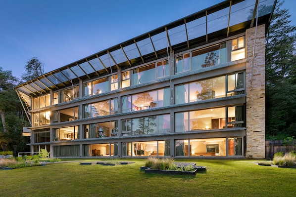 Mặt tiền nơi lưu trú - ban đêm