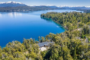 Escape to a serene lakeside retreat surrounded by lush greenery and majestic mountains.
