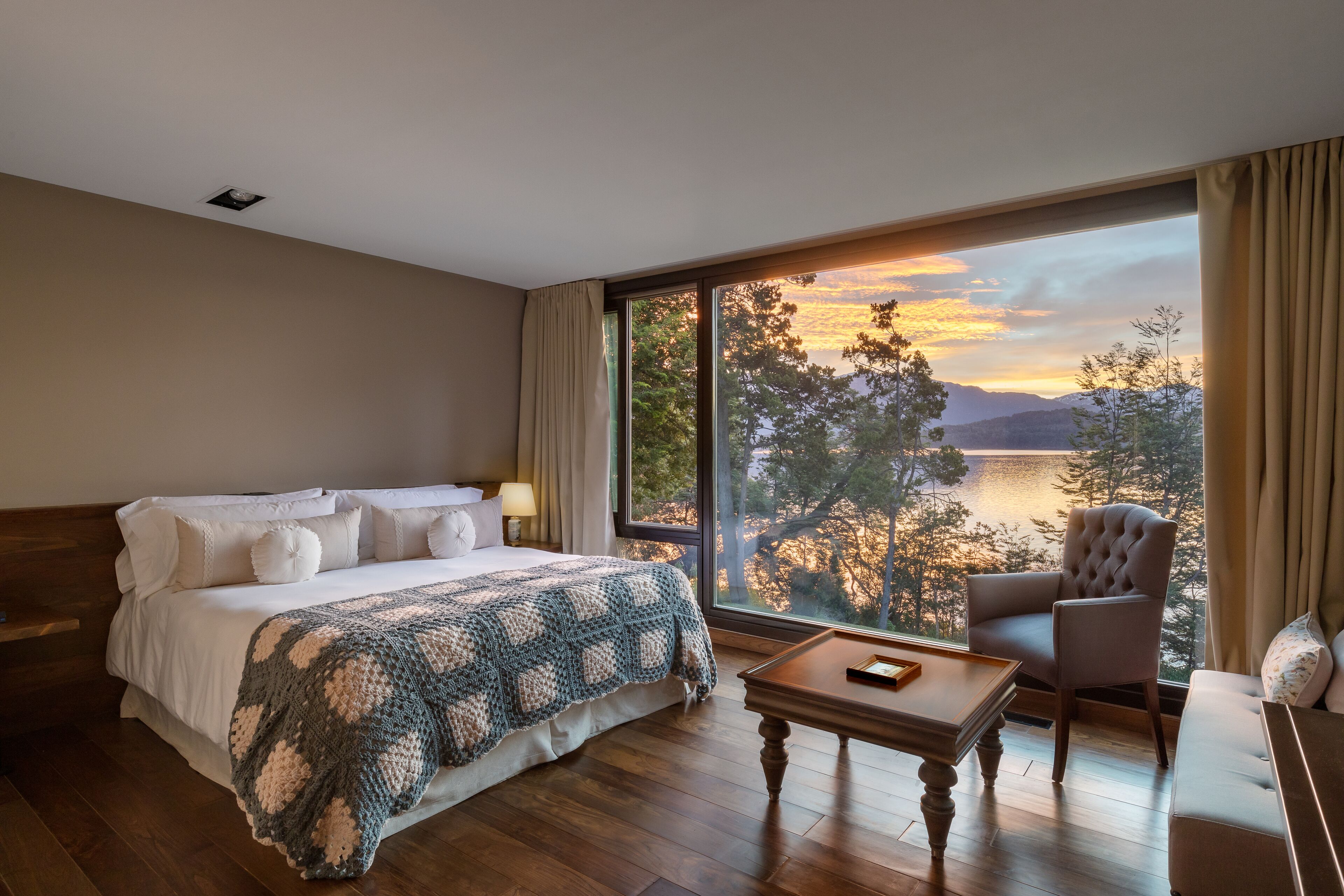 Ropa de cama de alta calidad y minibar 