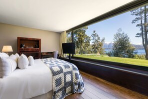 Suite, utsikt mot innsjø | Sengetøy av topp kvalitet, minibar og safe på rommet