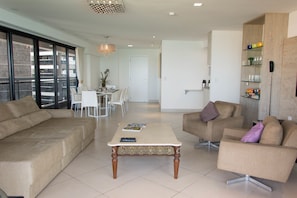 Apartamento, 3 quartos | Sala de estar