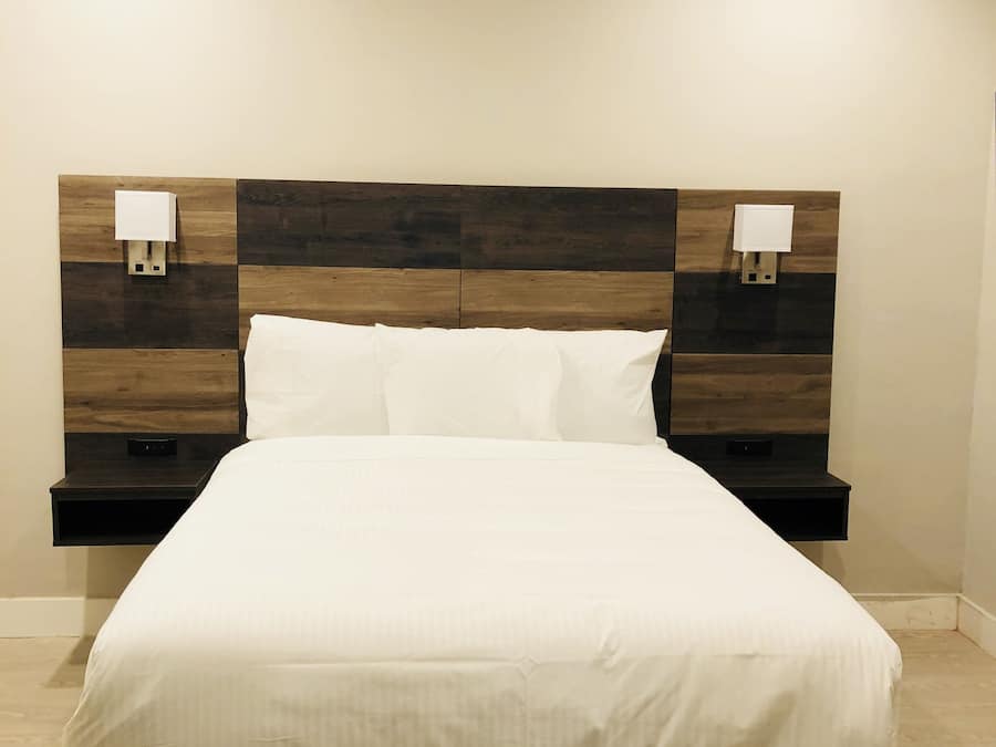 Quarto standard, 1 cama Queen, banheiro privativo | Escrivaninha, cortinas blackout, Wi-Fi de cortesia, roupa de cama