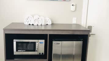 办公桌、遮光窗帘、免费 WiFi、床单