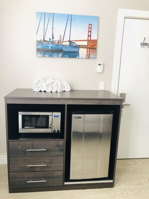 办公桌、遮光窗帘、免费 WiFi、床单