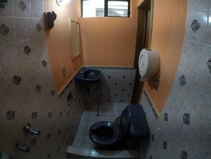 Eenvoudige tweepersoonskamer, Meerdere bedden | Badkamer | Een douche, gratis toiletartikelen, handdoeken