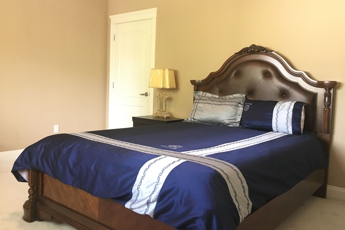 Business driepersoonskamer, 1 queensize bed met slaapbank, privébadkamer | 1 slaapkamer, luxe beddengoed, gratis wifi