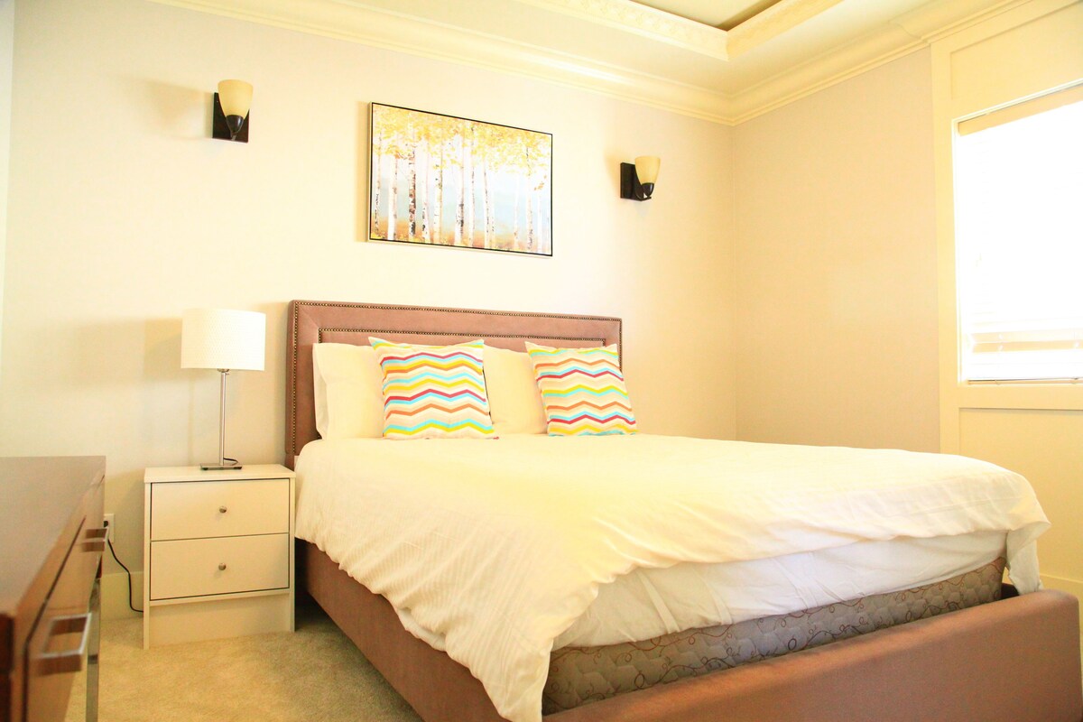 Premier driepersoonskamer, 1 kingsize bed met slaapbank, privébadkamer | 1 slaapkamer, luxe beddengoed, gratis wifi