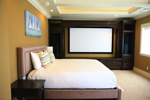 Luxury Triple Room, 1 King Bed with Sofa bed, Jetted Tub | 1 bedroom, premium bedding, free WiFi - Cozy House (Richmond)