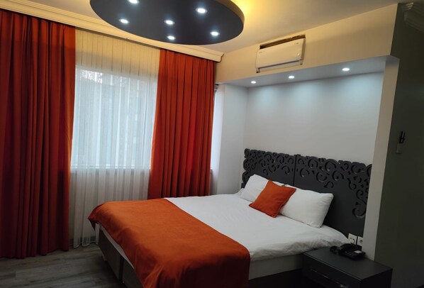 Chambre Standard, vue sur la ville | Minibar, coffre-fort, bureau, accès au Wi-Fi (inclus)