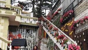 Una escalera con patrones geométricos coloridos y motivos florales.