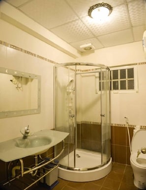 Buồng tắm vòi sen, đồ dùng nhà tắm miễn phí, máy sấy tóc, khăn tắm
