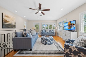 TV connectée, console de jeux vidéo, lecteur de DVD, livres