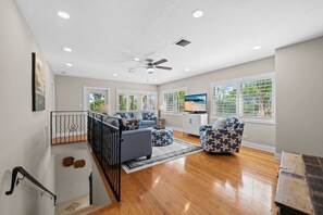 Smart-TV, Videospielkonsole, DVD-Player, Bücher