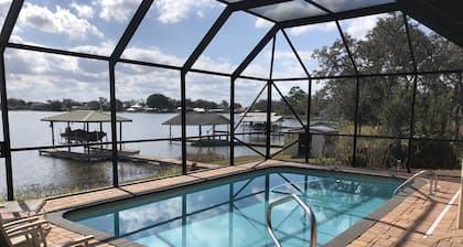 Bienvenue à LAKESIDE ESCAPE, profitez de la piscine privée et du ponton LAKEFRONT. Poisson et kayak