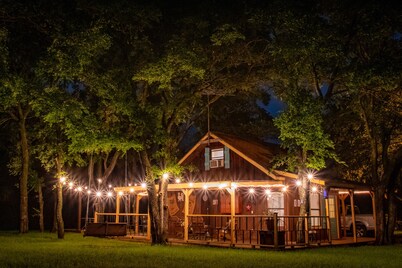 Family/Pet Friendly Country Cabin Firepit Minutes To DFW & Texas Motor Speedway