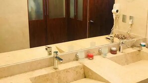 Family Apartment, 3 Bedrooms, City View | Bathroom | Shower, hair dryer, towels - Penthouse Torre A (Mazatlán)