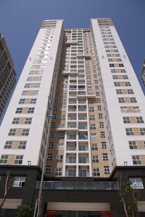 A high-rise building with multiple floors, large windows, and balconies. - Dreamer Homestay (Bai Chay)