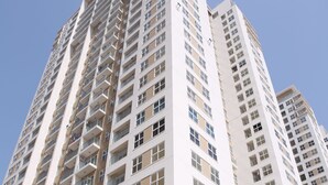 Ein hoch aufragendes Wohngebäude mit zahlreichen Balkonen und einem modernen architektonischen Design.