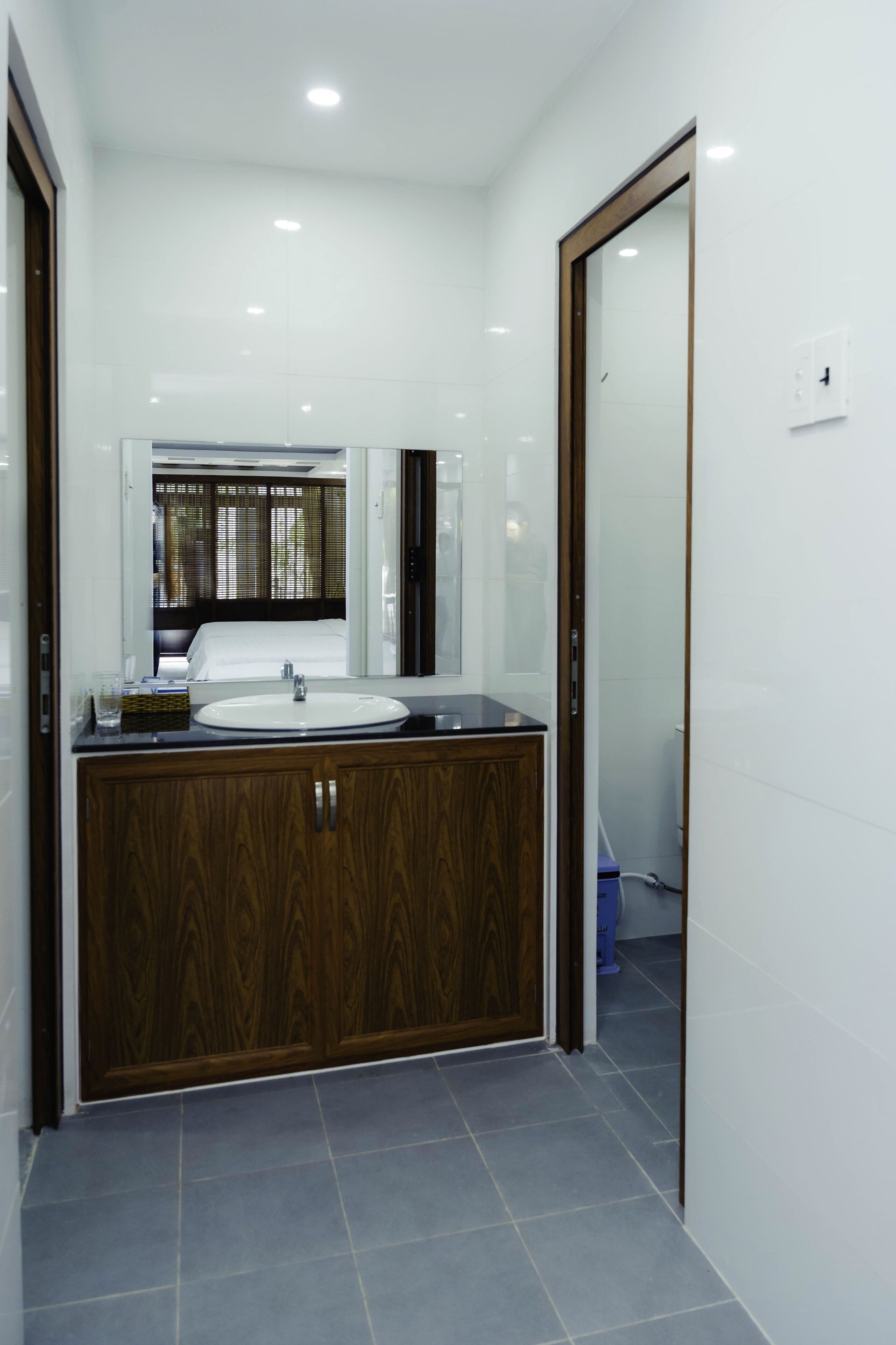 Family Room | Bathroom | Shower, free toiletries, hair dryer, slippers
