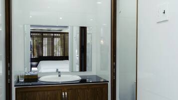 Family Room | Bathroom | Shower, free toiletries, hair dryer, slippers