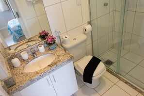Departamento, 3 habitaciones | Baño | Regadera y toallas 