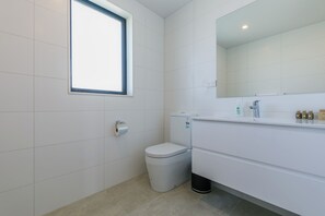 Basic House, 4 Bedrooms | Bathroom | Separate tub and shower, free toiletries, hair dryer, towels - Hero Holiday House L12 (Auckland)